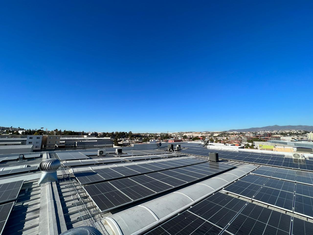 Instalación fotovoltaica industrial en cubierta con cielo despejado